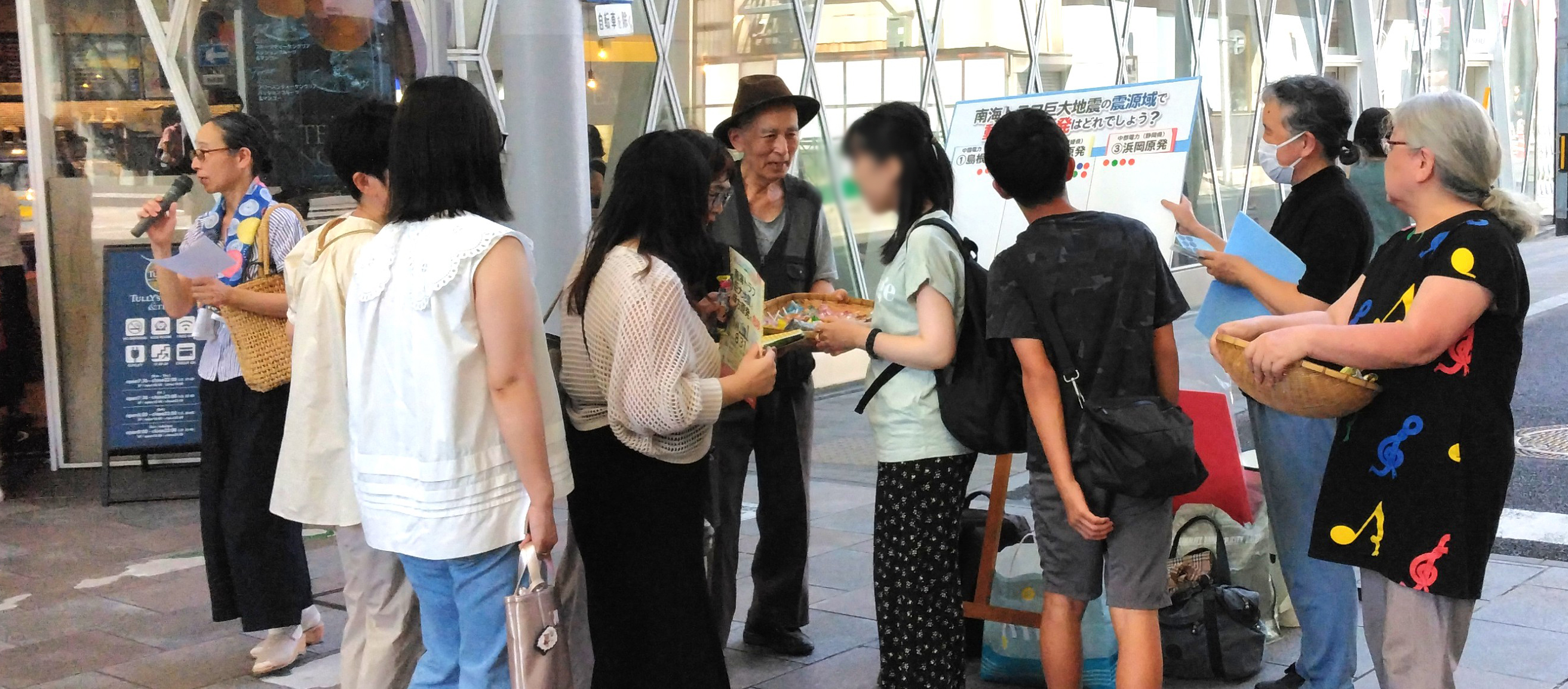 街頭シール貼りアンケート