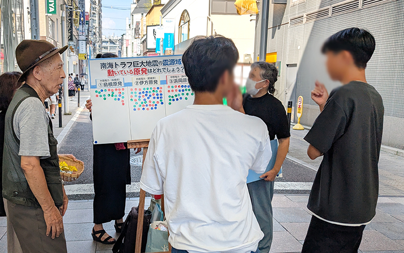 街頭シール貼りアンケート